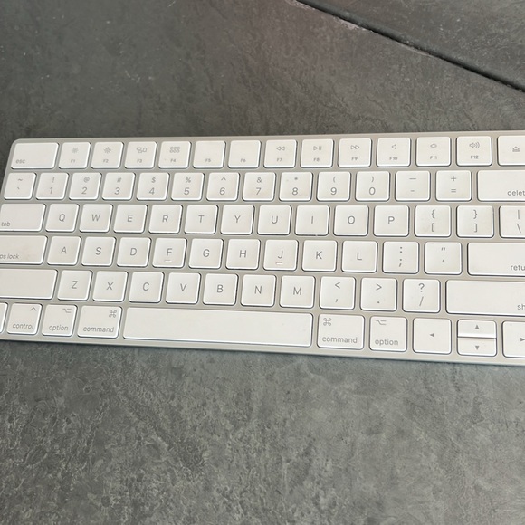 Apple Bluetooth Wireless Keyboard - Picture 3 of 5